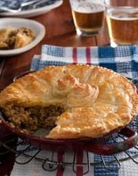 BOBOTIE PASTEI Deur: http://www.landbou.com/leefstyl/resepte/perfekte-pasteie-bobotiepastei Vulsel 30 ml olie 2 uie, gekap 2 knoffelhuisies, gekap 3 cm vars gemmer, gerasper 15 ml sterk kerriepoeier 10 ml borrie 30 ml appelkooskonfyt Sout na smaak 15 ml vrugteblatjang 1 kg beesmaalvleis 2 snye bruinbrood, grof gebreek 250 ml volroommelk 1 x 400 g reg-om-te- gebruik skilferkorsdeeg, verkoel 1 eier, geklits Verhit die olie in ’n kastrol en braai die uie daarin tot sag. Voeg die knoffel, gemmer, kerriepoeier en borrie by en braai tot geurig. Voeg die appelkooskonfyt, sout en blatjang by en braai vir ’n paar sekondes. Voeg die vleis by en braai tot bruin. Week die brood in die melk tot sag en druk fyn met ’n vurk. Voeg by die vleismengsel en meng goed deur. Laat prut vir twee minute en skep die vulsel in ’n pasteibak. Laat afkoel. Voorverhit die oond tot 200 °C. Rol die deeg effens dunner uit op ’n meelbestrooide oppervlak en sny ’n stuk deeg uit wat die bokant van die pasteibak goed sal bedek. (Hou afvalstukkies deeg vir versiering.) Sit die deeg bo-oor die vulsel en druk die kante goed vas met ’n vurk of jou vingers. Verf die oppervlak met geklitste eier en versier bo-op met afvalstukkies deeg, indien verkies. Verf dit ook met eier. Bak vir 30 minute tot goudbruin en deurwarm. Sit voor met groente of slaai.  Lewer agt porsies.