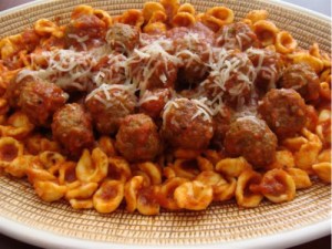 Frikadelle op pasta