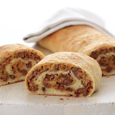 Spek en kaas burger oprol pasteitjies Deur; http://gurutotheoutdoors.com/bacon-cheeseburger-roll-up/ 