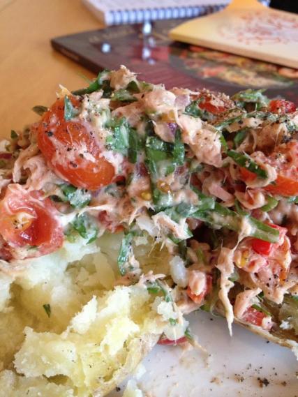 Gevulde aartappels met tunaslaai