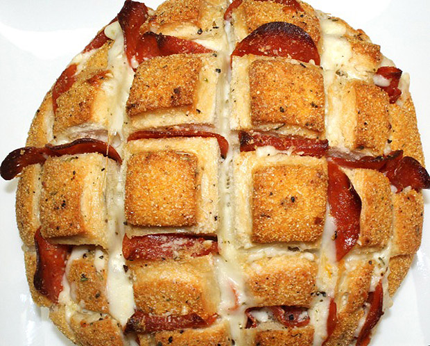  Cheesy Pizza Pull Apart Bread Recipe! •♥•☆ http://boringpittsburgh.com/food/super-bowl-recipe-pizza-pull-apart-bread/