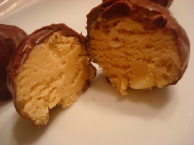 Fudge balletjies gedoop in sjokolade