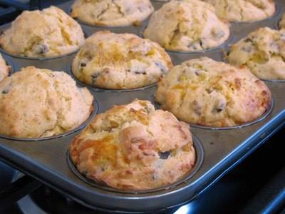 BILTONG MUFFINS 500 ml (2 k) Koekmeel 15 ml (1 e) Bakpoeier 2.5 ml (1/2 t) Sout 187 ml (3/4 k) Cheddarkaas, gerasper 6 Grasuie, gekap 375 ml (1 1/2 k) Fyn Biltong 2 Eiers 250 ml (1 k) Melk 125 ml (1/2 k) Olie Afronding: 60 ml (4 e) Fyn Biltong 60 ml (4 e) Cheddarkaas, gerasper Paprika om bo-oor te sprinkle Metode: Stel oond op 180ºC. Sif meel, bakpoeier en sout saam. Roer kaas, grasuie en biltong by. Klits eiers, melk en olie saam en roer by droë bestanddele. Moenie te veel roer nie. Skep groot muffinpannetjie 2/3 vol en sprinkel biltong, kaas en bietjie paprika oor elke muffin. Bak vir 20 min of tot toetspen skoon uitkom. Sit louwarm saam met botter voor. Lewer 12 groot muffins. BRON- Die Besige Huisvrou