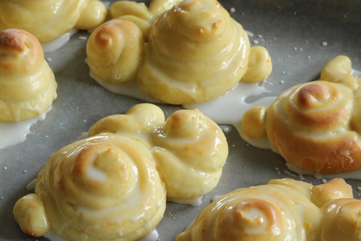 Gerasperde lemoenskil met skilferkors deeg