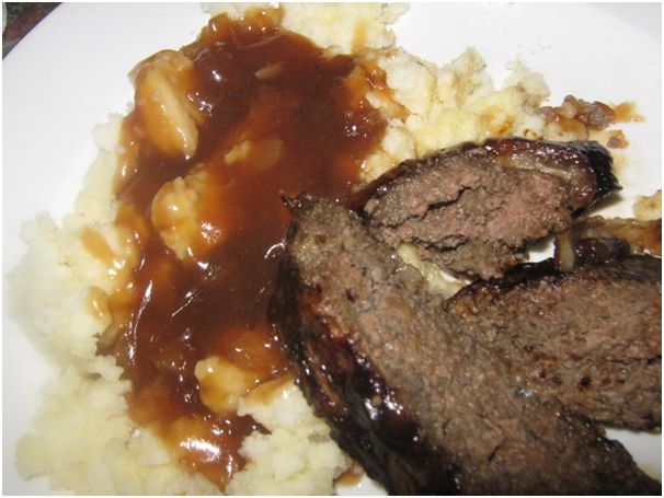 Lewerkoekies met krumelpap, bisto en uie sous.